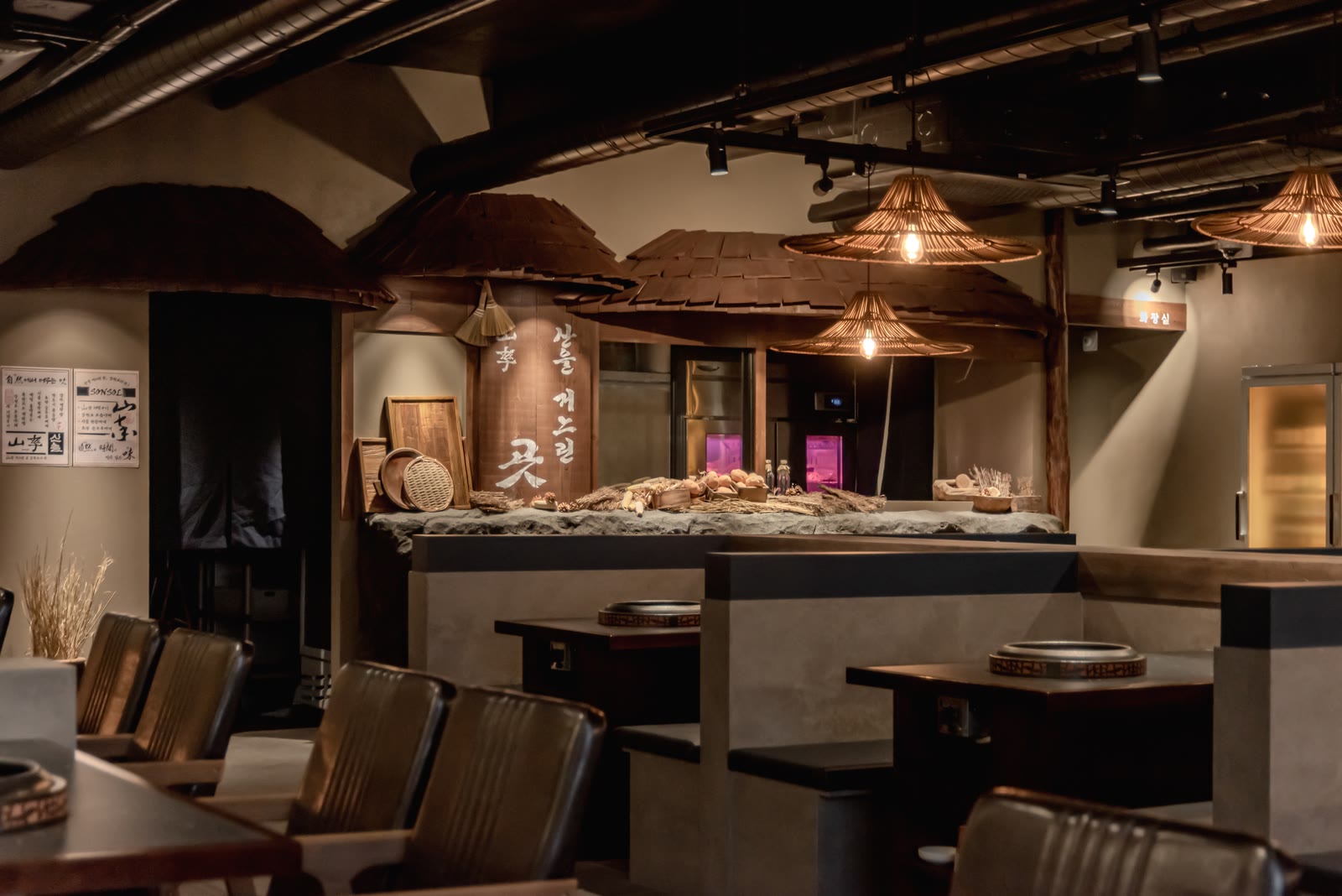 산솔 신논현점 매장 2 — Sansol Korean BBQ restaurant near Sinnonhyeon Station, Gangnam, Seoul (storefront, stone entrance and dining room)